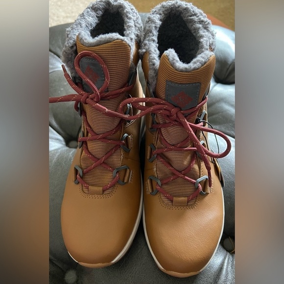 New In Box!! Women’s Columbia Boot In Cognac Size 8 - Picture 2 of 14